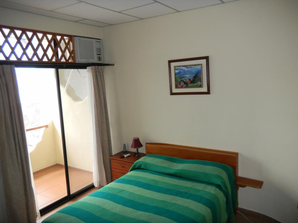Hostal Baltra Пуерто Айора Стая снимка