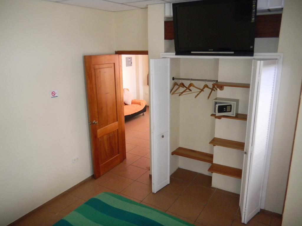 Hostal Baltra Пуерто Айора Стая снимка