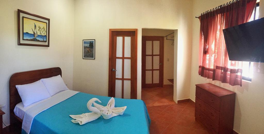 Hostal Baltra Пуерто Айора Екстериор снимка